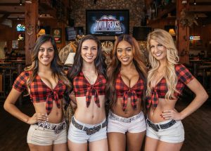 Twin Peaks Jadi Restoran Koboi yang Terkenal di Texas